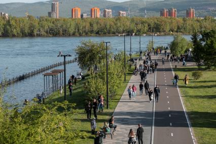 Красноярск. Вид на подтопленную набережную из-за подъема воды в Енисее.