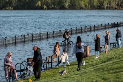 Красноярск. Вид на подтопленную набережную из-за подъема воды в Енисее.