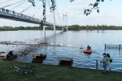 Красноярск. Вид на подтопленную набережную из-за подъема воды в Енисее.