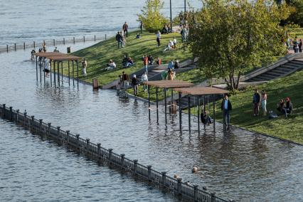 Красноярск. Вид на подтопленную набережную из-за подъема воды в Енисее.