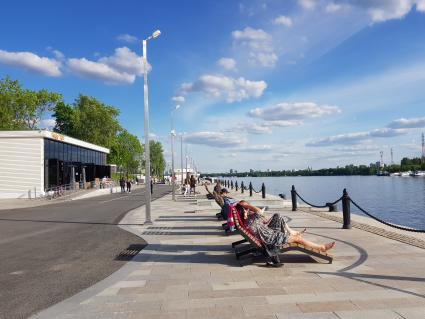 Москва. Пляжная зона возле Северного речного вокзала у Химкинского водохранилища.