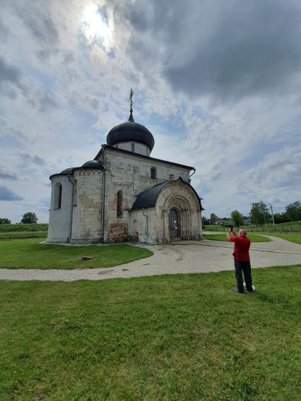 г.Юрьев-Польский. Георгиевский храм 13 века на стене которого изображен слон.