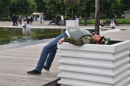 Москва. Пограничник в запасе во время празднования Дня пограничника  в Парке Горького.