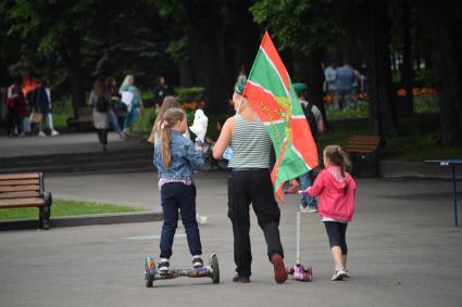 Москва. Пограничник в запасе во время празднования Дня пограничника  в Парке Горького.