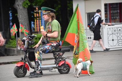 Москва. Мужчина  во время празднования Дня пограничника  в Парке Горького.