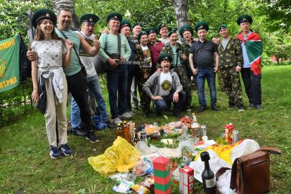 Москва. Пограничники в запасе во время празднования Дня пограничника  в Парке Горького.