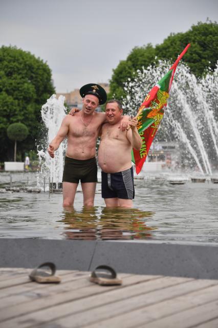 Москва. Пограничники в запасе во время празднования Дня пограничника  в Парке Горького.