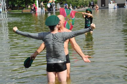 Москва. Пограничники в запасе во время празднования Дня пограничника в Парке Горького.