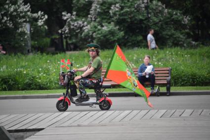 Москва. Мужчина  во время празднования Дня пограничника  в Парке Горького.