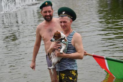 Москва. Пограничники в запасе во время празднования Дня пограничника в Парке Горького.