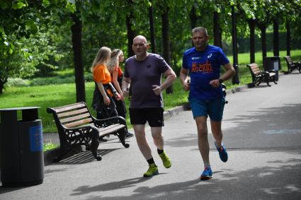 Москва.  Мужчины во время пробежки в Парке Горького.