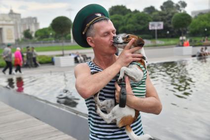 Москва. Пограничник в запасе во время празднования Дня пограничника  в Парке Горького.