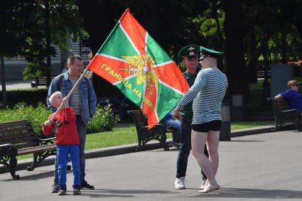 Москва. Пограничники в запасе во время празднования Дня пограничника  в Парке Горького.