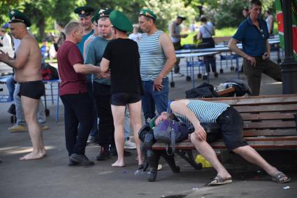 Москва. Пограничники в запасе во время празднования Дня пограничника  в Парке Горького.