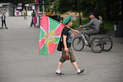 Москва. Пограничник в запасе во время празднования Дня пограничника  в Парке Горького.