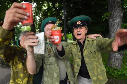 Москва. Пограничники в запасе во время празднования Дня пограничника  в Парке Горького.