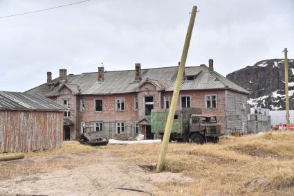 Мурманская область. Старые заброшенные дома в поселке Териберка.