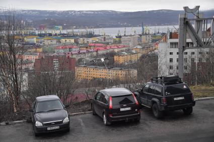 Мурманск. Вид на город  и морской торговый порт на восточном берегу Кольского залива Баренцева моря.