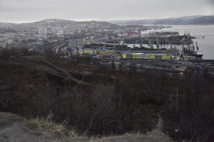 Мурманск. Вид на морской торговый порт на восточном берегу Кольского залива Баренцева моря.