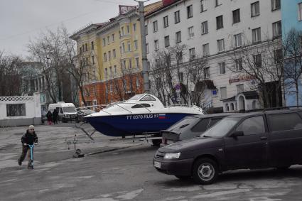 Мурманск. Катер в одном из дворов города.