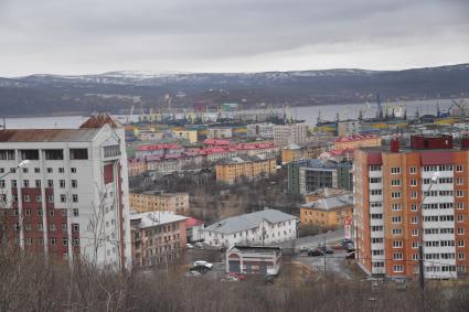 Мурманск. Вид на город  и морской торговый порт на восточном берегу Кольского залива Баренцева моря.