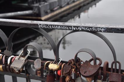 Мурманск. Свадебные замочки на перилах моста.