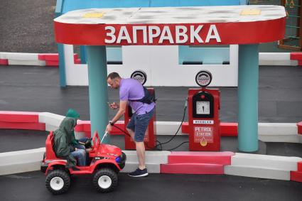 Московская область. Дети катаются на электромобиле на Международном фестивале грузового транспорта Truckfest 2021.