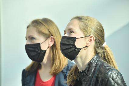 Москва. Посетители на XXVI Международной выставке архитектуры и дизайна АРХ Москва в Гостином Дворе.
