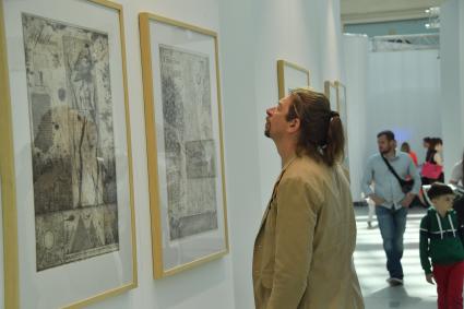 Москва. Посетители на XXVI Международной выставке архитектуры и дизайна АРХ Москва в Гостином Дворе.