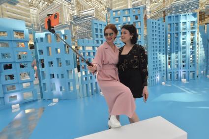 Москва. Посетители на XXVI Международной выставке архитектуры и дизайна АРХ Москва в Гостином Дворе.