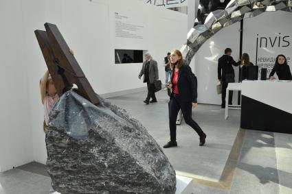 Москва. Посетители на XXVI Международной выставке архитектуры и дизайна АРХ Москва в Гостином Дворе.
