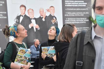 Москва. Посетители на XXVI Международной выставке архитектуры и дизайна АРХ Москва в Гостином Дворе.
