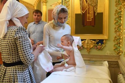 Москва. Церемония крещения внучки Аллы Пугачевой - Аллы в храме Всех Святых на Соколе. На снимке (слева направо): мать Аллы Гузель, крестные Алексей и Марта с Аллой на руках.