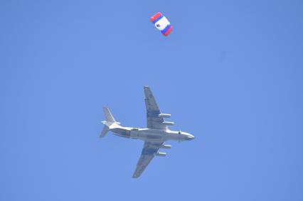 Московская область. Кубинка.  Ил-76МД во время праздничных мероприятий , посвященные 90-летию военно-транспортной авиации на  Соборной площади перед Главным храмом Вооружённых Сил РФ в парке `Патриот`.