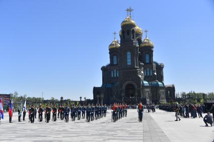 Московская область. Кубинка.  Праздничные мероприятия, посвященные 90-летию военно-транспортной авиации на  Соборной площади перед Главным храмом Вооружённых Сил РФ в парке `Патриот`.