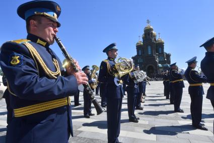 Московская область. Кубинка.  Праздничные мероприятия, посвященные 90-летию военно-транспортной авиации на  Соборной площади перед Главным храмом Вооружённых Сил РФ в парке `Патриот`.