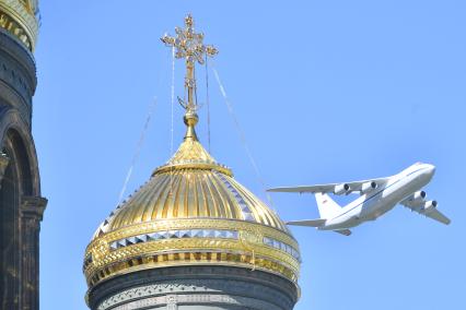 Московская область. Кубинка.  Ил-76МД во время праздничных мероприятий , посвященные 90-летию военно-транспортной авиации на  Соборной площади перед Главным храмом Вооружённых Сил РФ в парке `Патриот`.