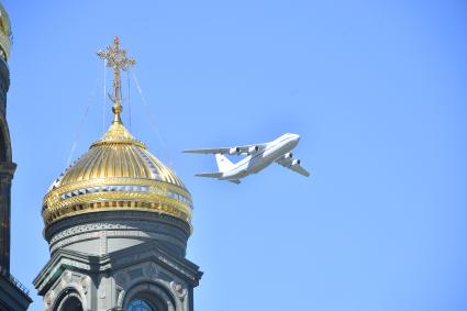 Московская область. Кубинка. Ил-76МД во время праздничных мероприятий , посвященные 90-летию военно-транспортной авиации на Соборной площади перед Главным храмом Вооружённых Сил РФ в парке `Патриот`.