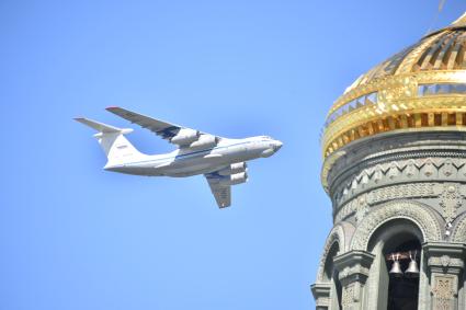 Московская область. Кубинка.  Ил-76МД во время праздничных мероприятий , посвященные 90-летию военно-транспортной авиации на  Соборной площади перед Главным храмом Вооружённых Сил РФ в парке `Патриот`.