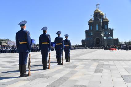 Московская область. Кубинка.  Праздничные мероприятия, посвященные 90-летию военно-транспортной авиации на  Соборной площади перед Главным храмом Вооружённых Сил РФ в парке `Патриот`.