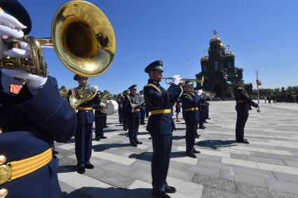 Московская область. Кубинка.  Праздничные мероприятия, посвященные 90-летию военно-транспортной авиации на  Соборной площади перед Главным храмом Вооружённых Сил РФ в парке `Патриот`.