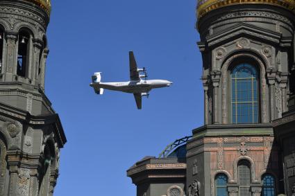 Московская область. Кубинка.  Военно-транспортный самолет Ан-12 во время праздничных мероприятий , посвященные 90-летию военно-транспортной авиации на  Соборной площади перед Главным храмом Вооружённых Сил РФ в парке `Патриот`.