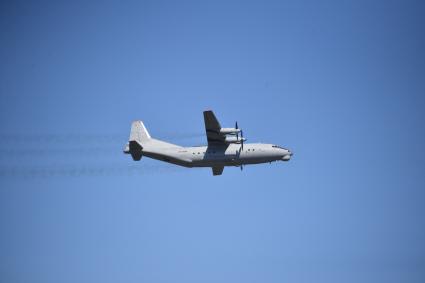 Московская область. Кубинка.  Военно-транспортный самолет Ан-12 во время праздничных мероприятий , посвященные 90-летию военно-транспортной авиации на  Соборной площади перед Главным храмом Вооружённых Сил РФ в парке `Патриот`.