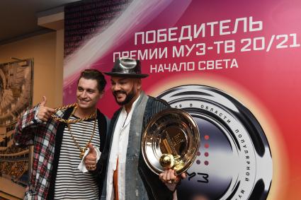 Москва. Блогер Давид Манукян (Дава) и певец Филипп Киркоров (справа), получивший награду в номинации `За вклад в развитие нового поколения артистов`, на церемонии вручения ежегодной национальной телевизионной премии в области популярной музыки `МУЗ-ТВ 20/21.Начало Света` во дворце спорта `Мегаспорт`.