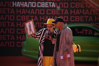 Москва. Видеоблогер, музыкальнт Егор Шип (Кораблин) и ведущий Дмитрий Нагиев (справа) перед церемонией вручения ежегодной национальной телевизионной премии в области популярной музыки `МУЗ-ТВ 20/21.Начало Света` во дворце спорта `Мегаспорт`.