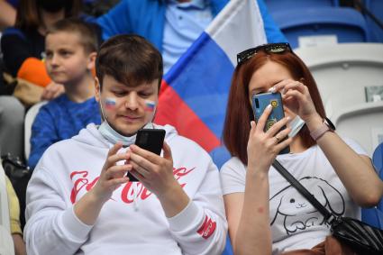 Москва.  Зритери  перед началом матча  по футболу между сборными командами России и Болгарии.