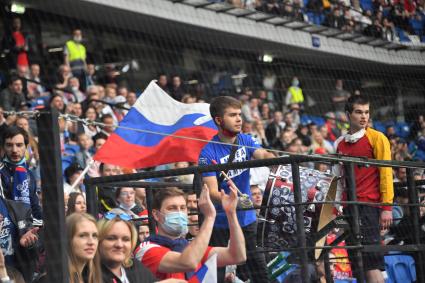 Москва. Зрители на трибунах во время товарищеского матча по футболу между сборными командами России и Болгарии.