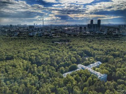 Москва. Район Богородское. Дом-самолёт - один из корпусов Центрального научно-исследовательского института туберкулеза
(ЦНИИТ).