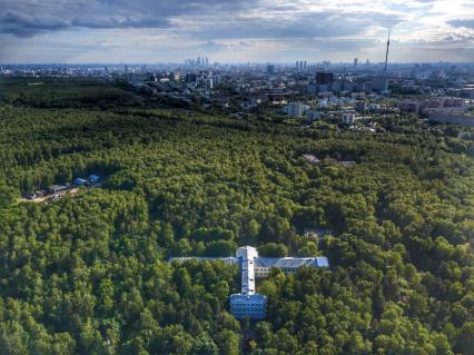 Москва. Район Богородское. Дом-самолёт - один из корпусов Центрального научно-исследовательского института туберкулеза
(ЦНИИТ).