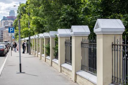 Москва.  Забор Ваганьковского кладбища.